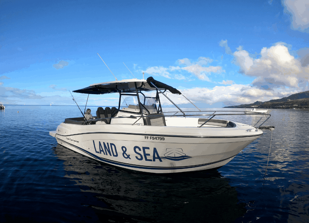Land and Sea - Cap Camarat 9.0 cc Vue extérieur du Cap Camarat 9.0 cc qui est à louer en Martinique.